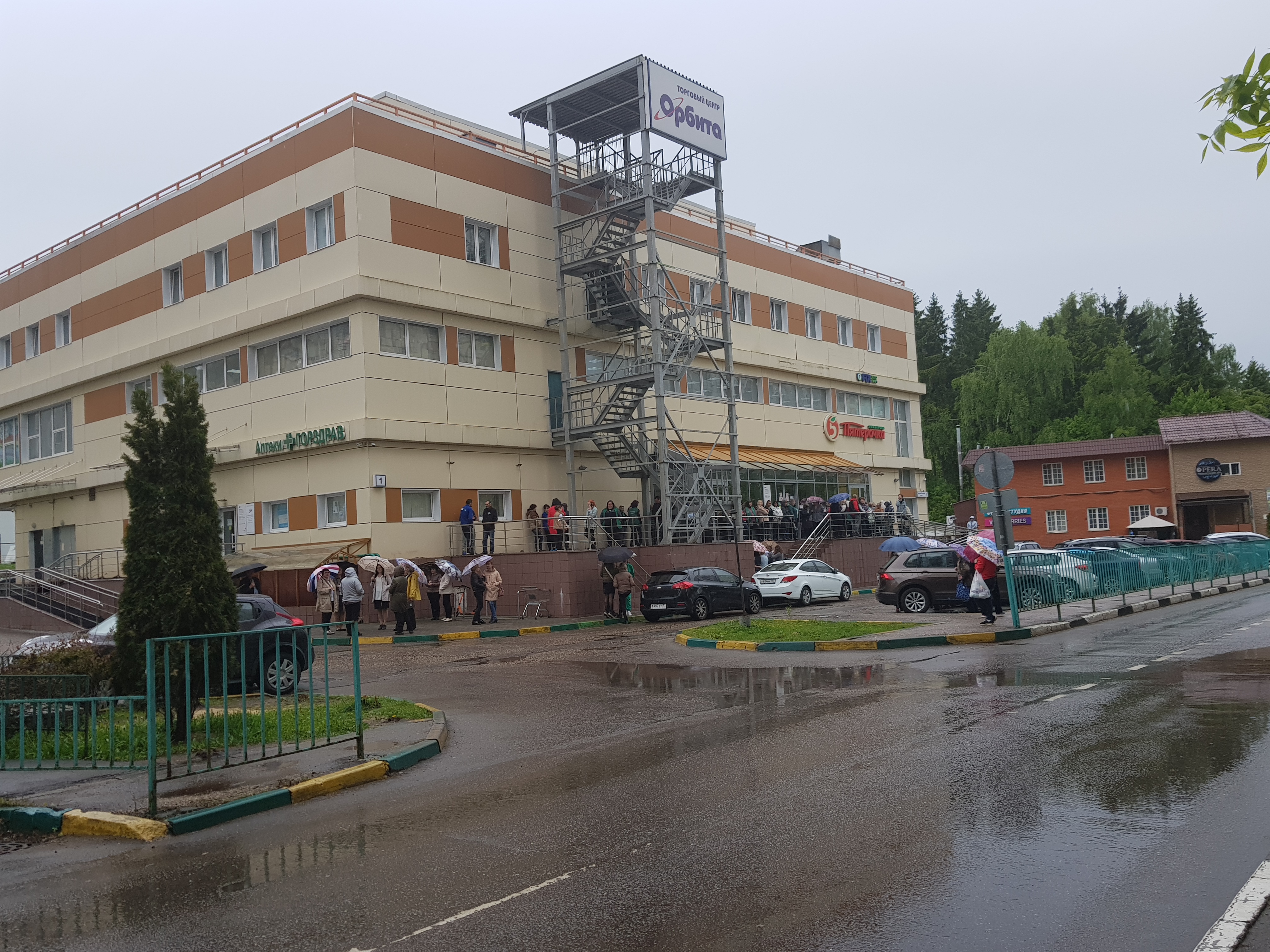 Сегодня в нашем МФЦ по адресу Шлыкова д. 1 в здании ТЦ «Орбита» была проведена областная внеплановая тренировка по эвакуации на случай пожара и других чрезвычайных ситуаций